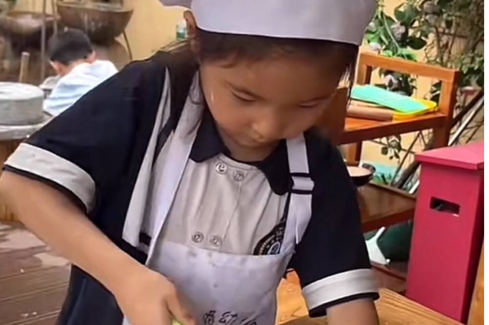 Anak-anak di China belajar memotong