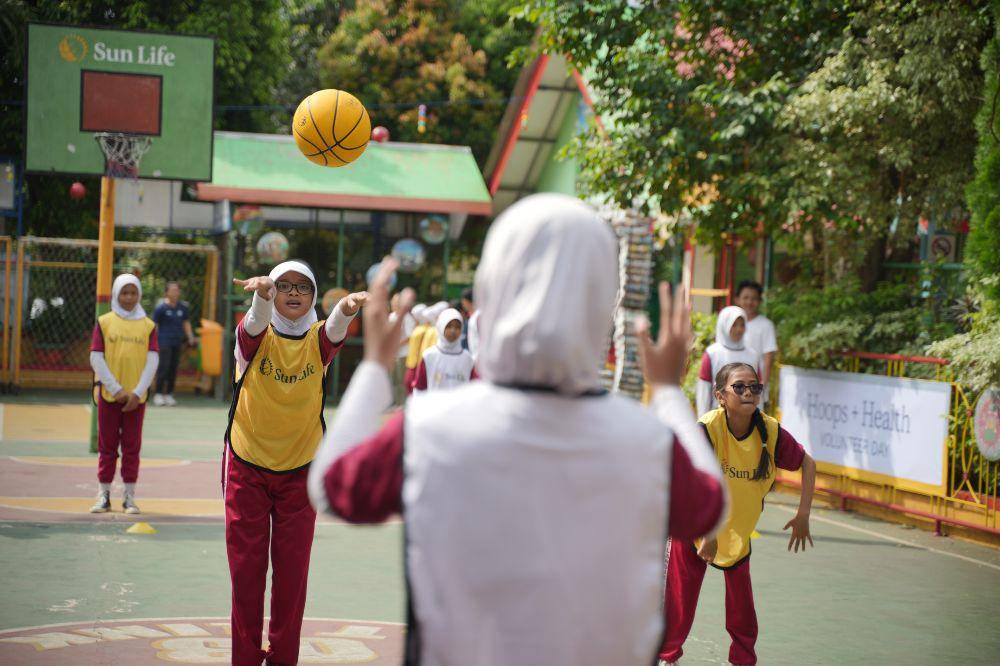 Anak-anak SD bermain bola basket