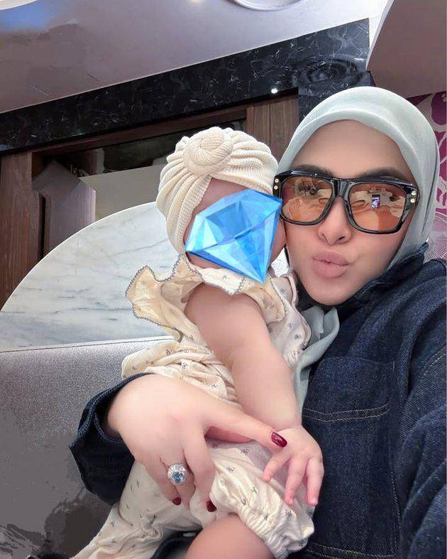 foto anak syahrini dan reino barack bersama kakek dan neneknya (5).jpg