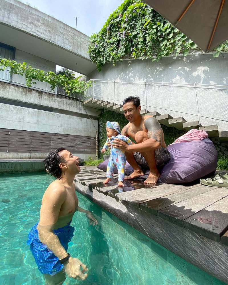 Vidi Aldiano tampak menghabiskan waktu bersama Baby Meru.png