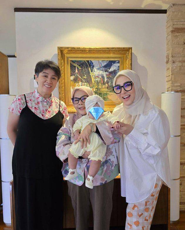 foto anak syahrini dan reino barack bersama kakek dan neneknya (1).jpg