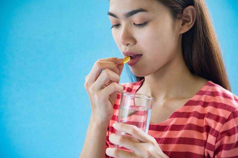 perempuan minum vitamin.jpg