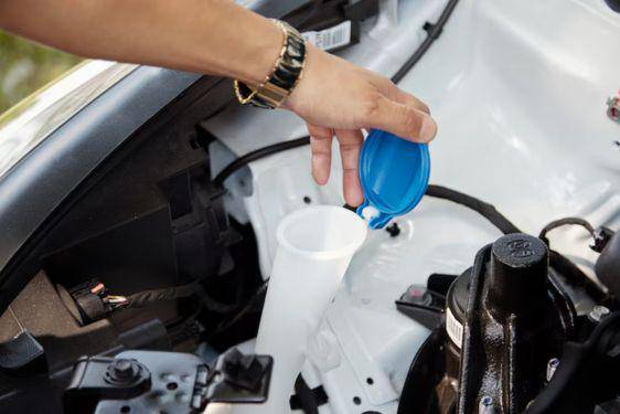 Apa Perbedaan Air Aki Botol Merah dan Biru? Kenali Juga Waktu Pakainya