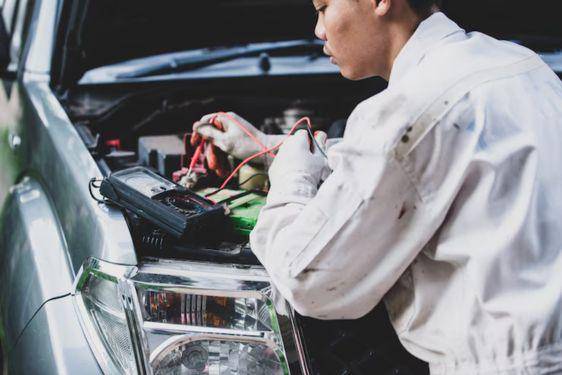 Berapa Lama Pengisian Daya Aki Mobil? Penting Diketahui agar Terhindar Kerusakan Mesin