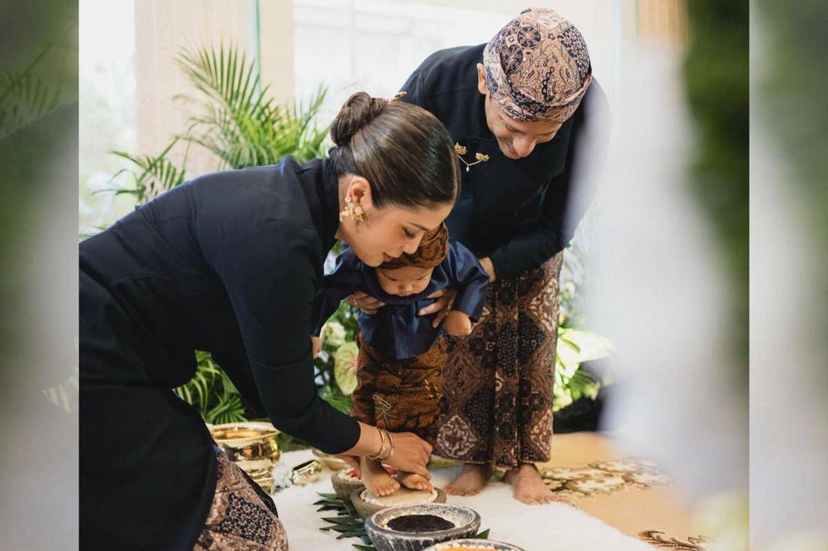 Inilah momen Tedak Siten Samudra yang berlangsung dengan sakral.jpg