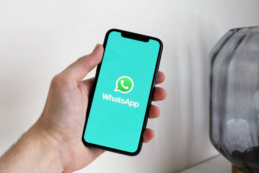 ilustrasi aplikasi WhatsApp di sebuah ponsel pintar (pexels.com/Anton)