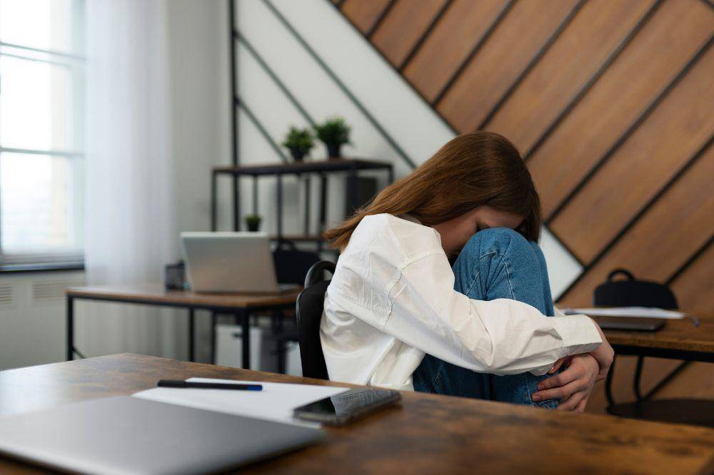 Remaja perempuan yang sedih