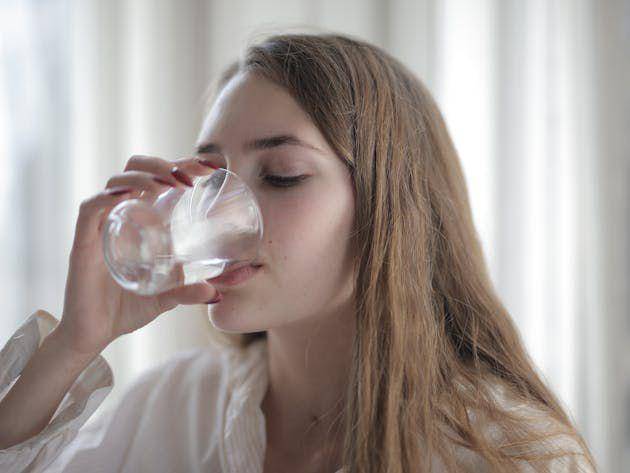 ilustrasi minum air putih setelah pilates (pexels.com/Andrea Piacquadlo)
