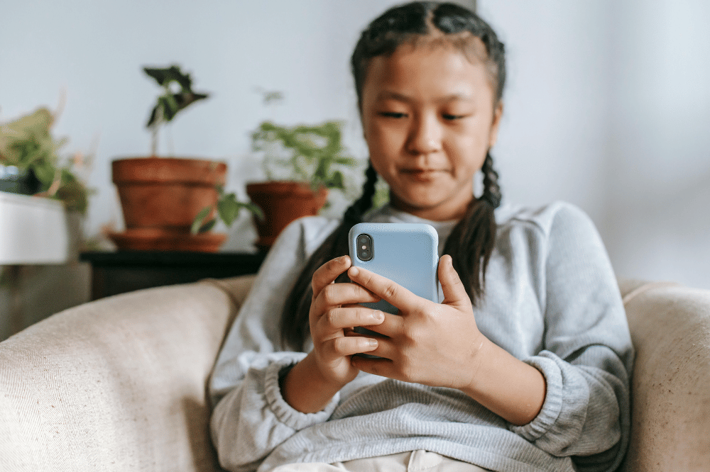 Anak melihat ponselnya