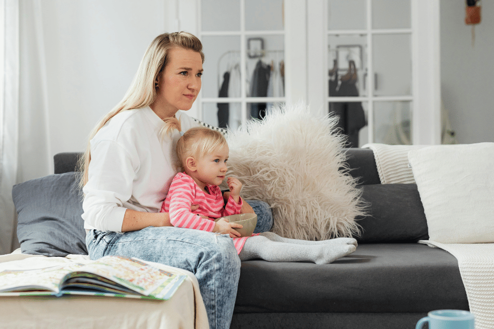 Ibu menemani anak menonton televisi