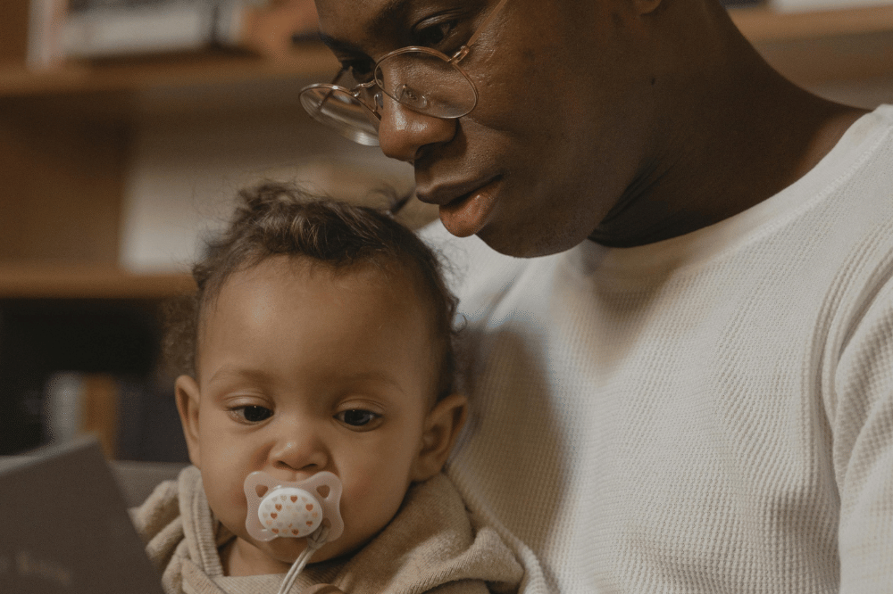 Ayah menemani anaknya meonton