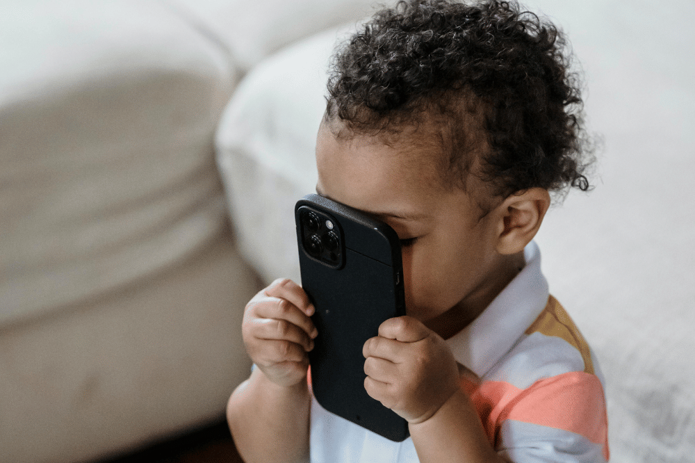Anak mencium ponsel
