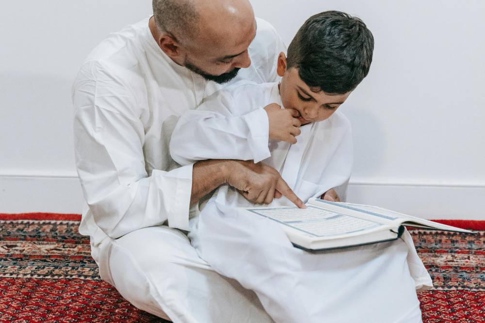 Ayah mengajari anak mengaji