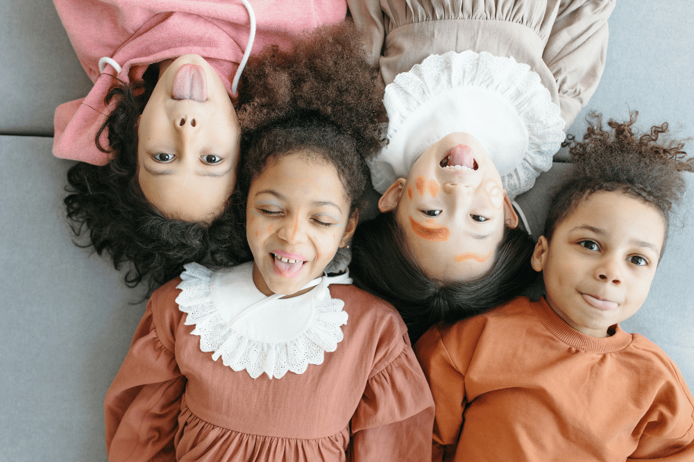 Anak bercanda satu sama lain