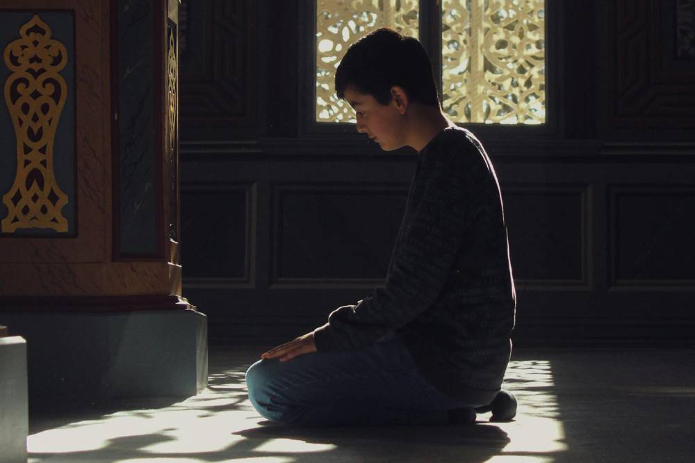 Anak sedang sholat