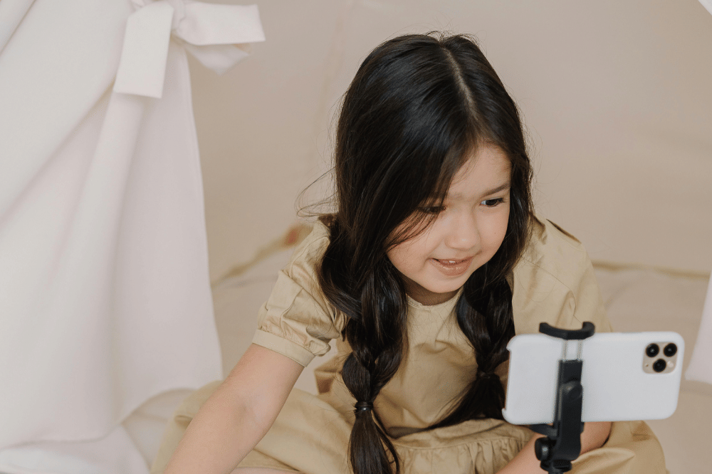 Anak menonton sesuat di ponsel