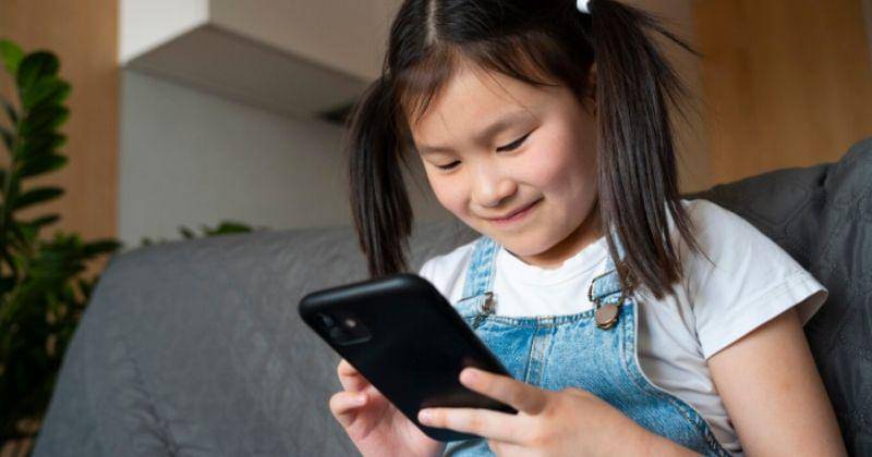 anak perempuan main hp
