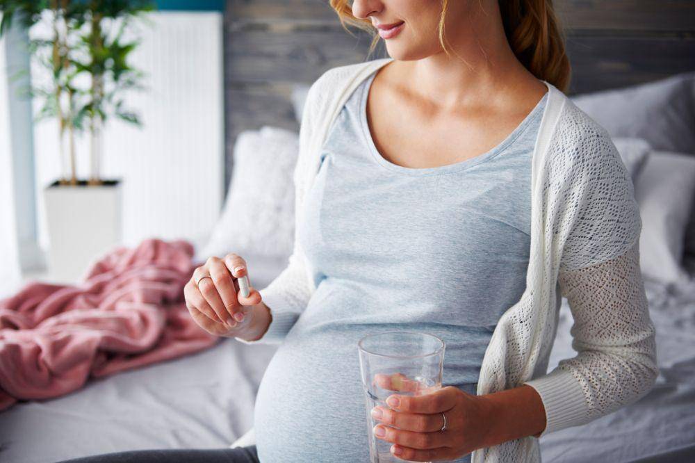 perempuan hamil minum obat.jpg