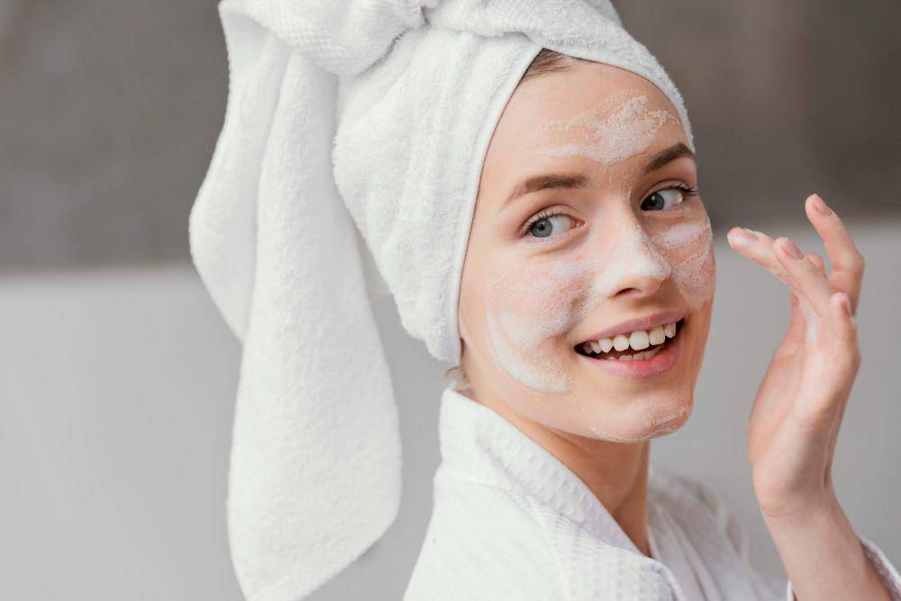 Ilustrasi wanita memakai skincare (freepik.com/freepik)