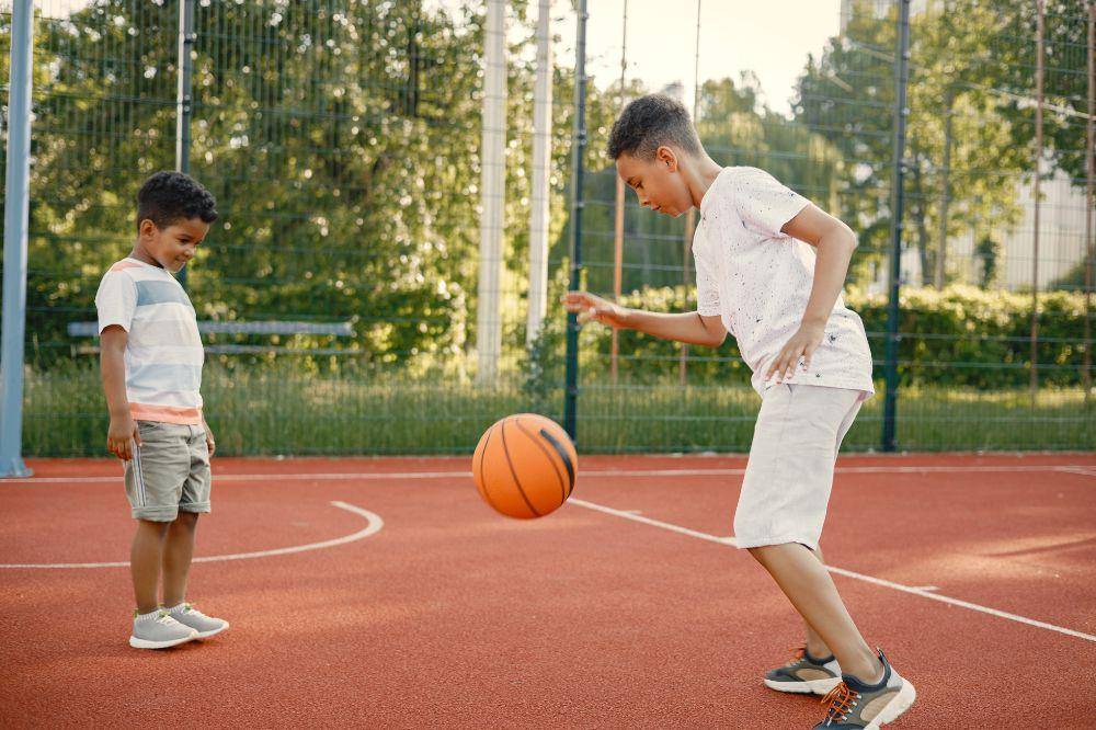 Anak bermain basket
