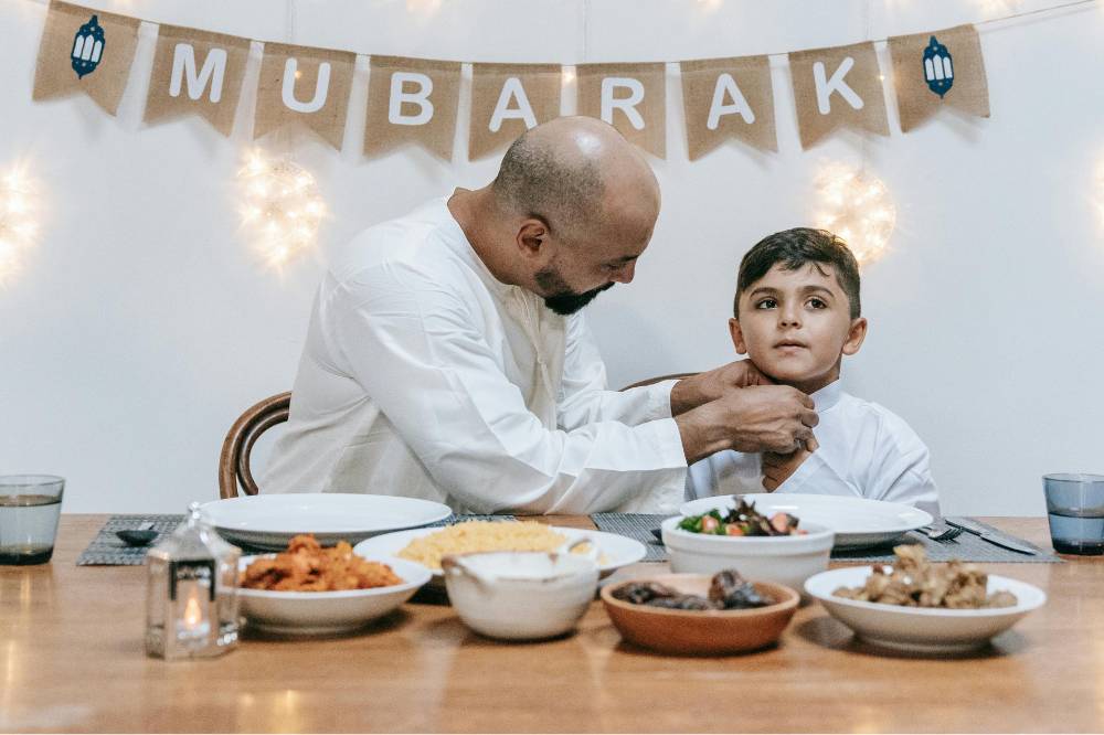 Ayah mempersiapkan anaknya untuk lebaran
