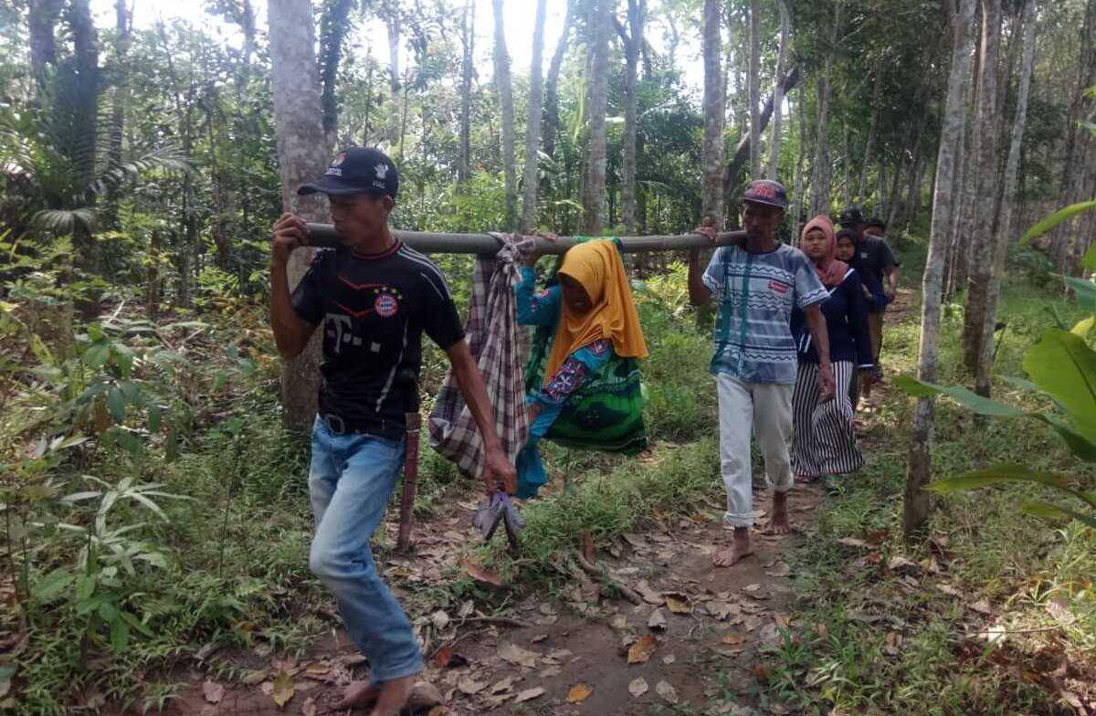 Ibu hamil yang hendak melahirkan di Pandeglang harus ditandu