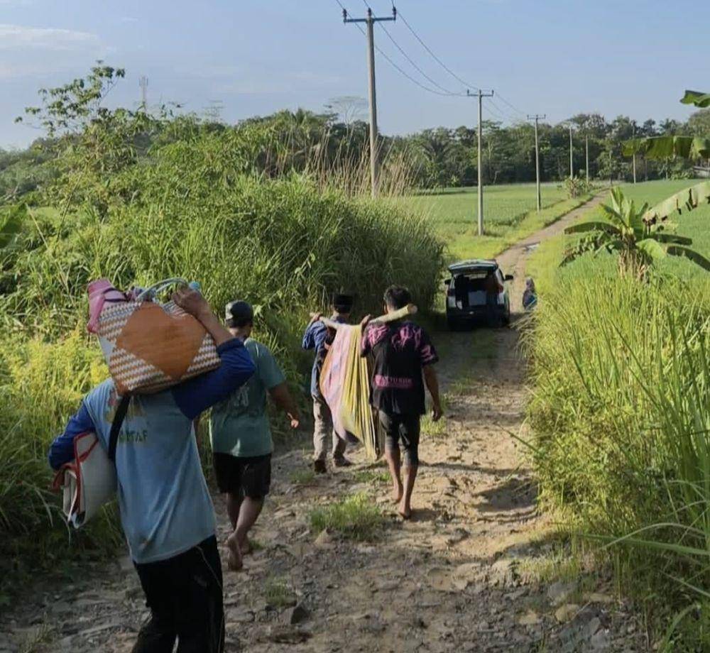 Ibu di Banten hendak melahirkan dengan ditandu dan lewat sungai