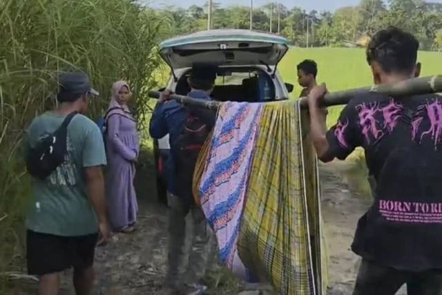 Ibu di Banten hendak melahirkan dengan ditandu dan lewat sungai