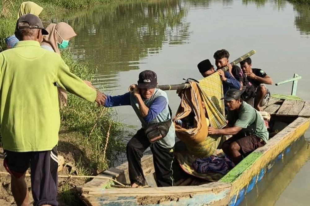 Ibu di Banten hendak melahirkan dengan ditandu dan lewat sungai 