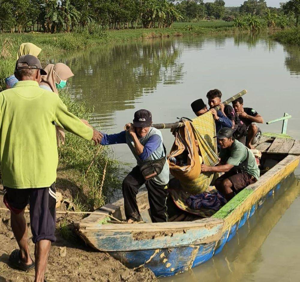 Ibu di Banten hendak melahirkan dengan ditandu dan lewat sungai