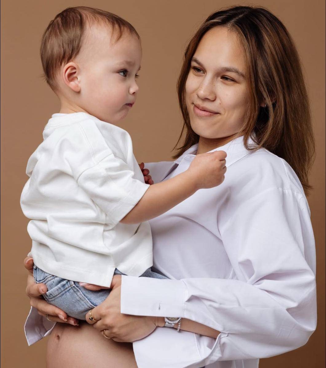 Istri dari Eliano Reijnders bersama anak pertamanya