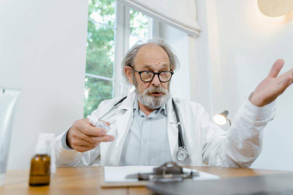 ilustrasi dokter lanjut usia (pexels.com/Tima Miroshnichenko)