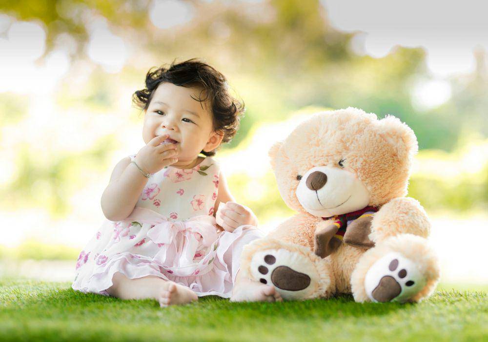 ilustrasi bayi di samping boneka beruang (pexels.com/SIngkham)