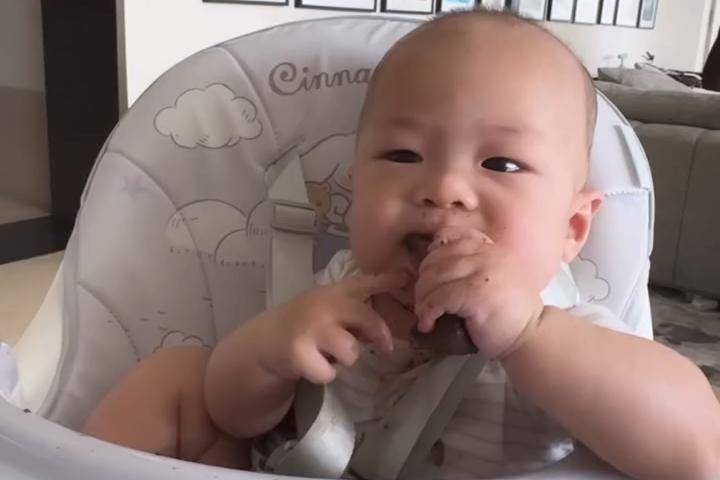 Nikita Willy Berikan Steak sebagai Teether untuk Nael di Usia 5 Bulan