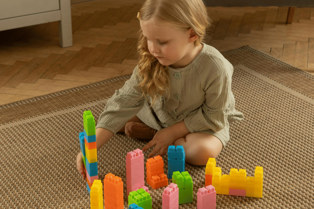 Anak sedang bermain lego