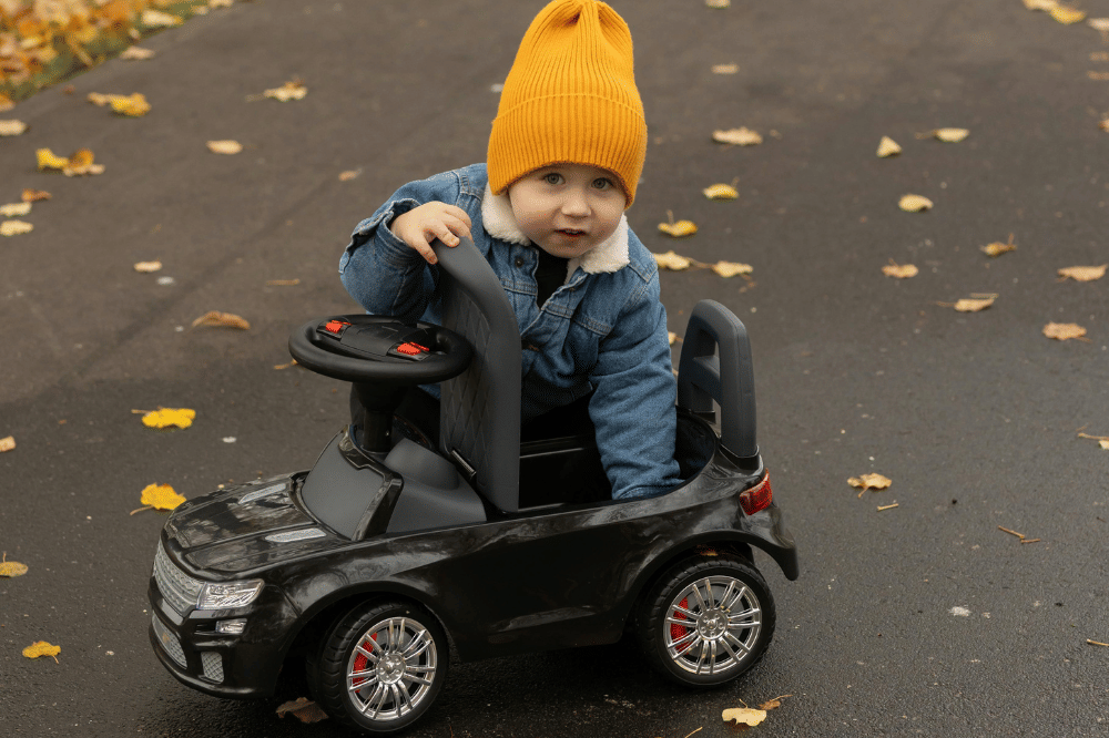 Anak sedang bermain mobil-mobilan