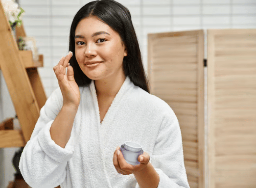 ilustrasi menggunakan skincare (freepik.com/jcomp