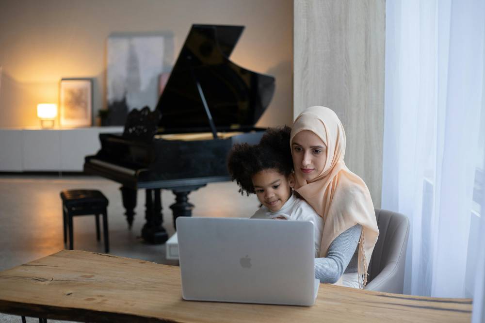 Ibu mengajak anak menonton