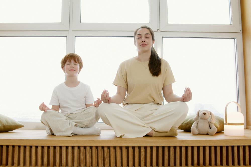 Meditasi mama dan anak berdua