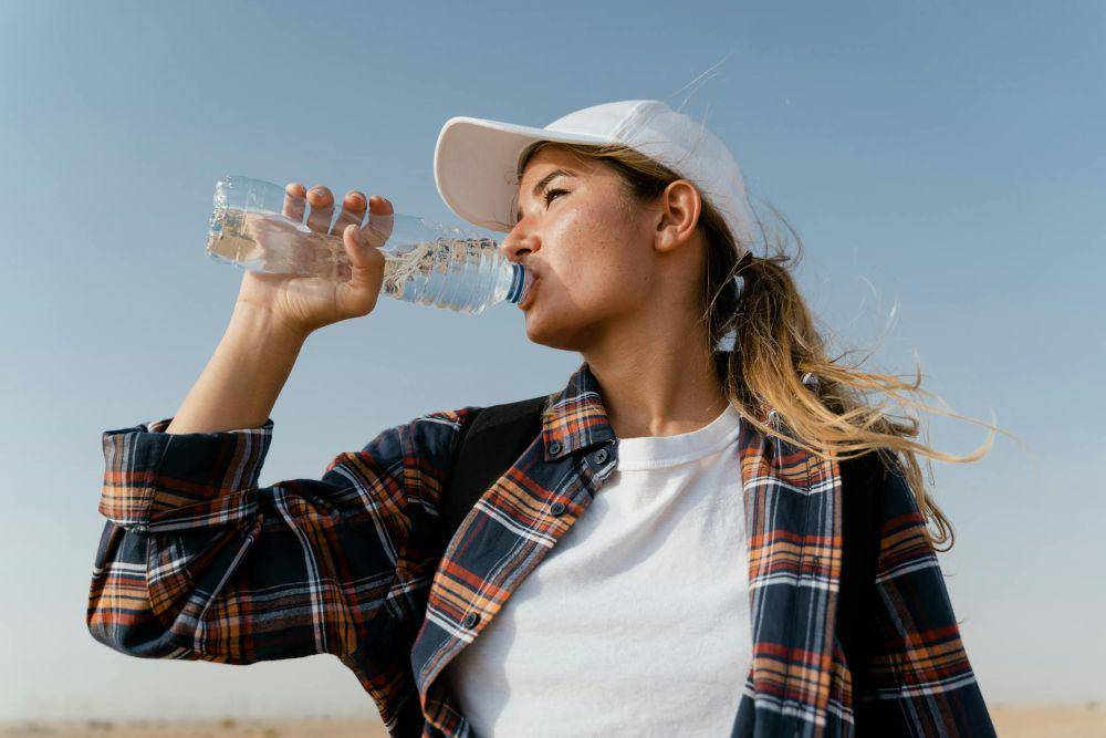 Ilustrasi wanita minum air dari botol