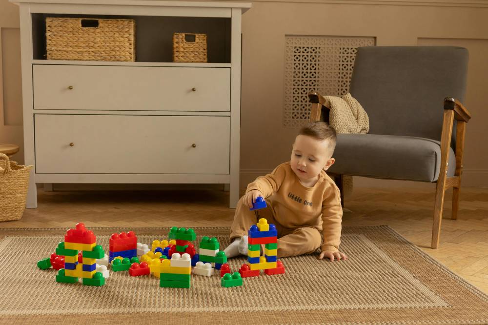 Anak main lego