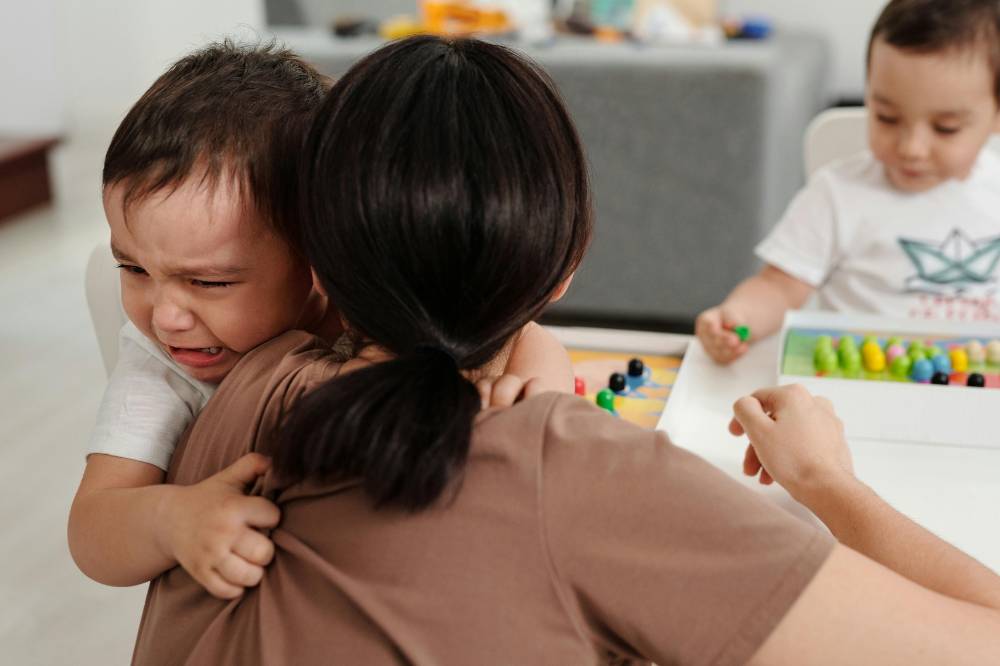 Anak tidak mau ditinggal sekolah sendiri