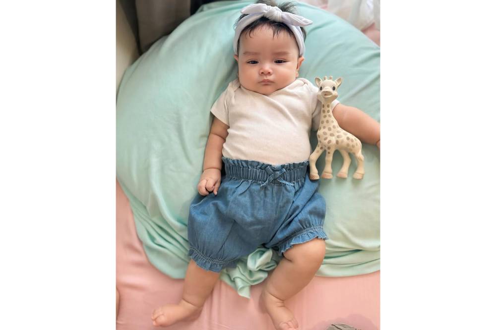Foto Zeya Anak Tengku Dewi Putri dalam Berbagai Ekspresi 4.png
