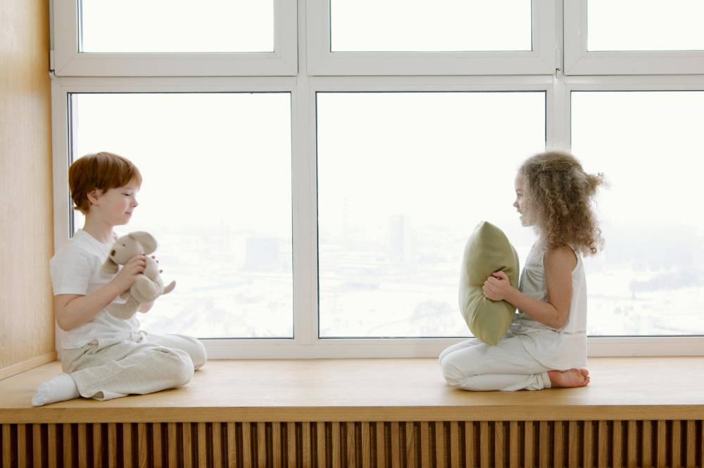 Anak berbicara sambil membawa bantal