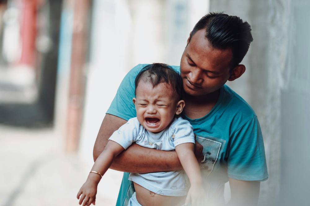 Anak menangis di depan umum