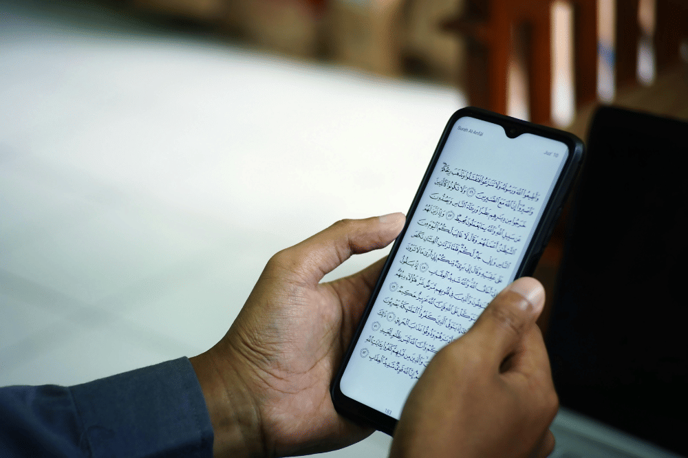 Membaca Alquran dalam ponsel