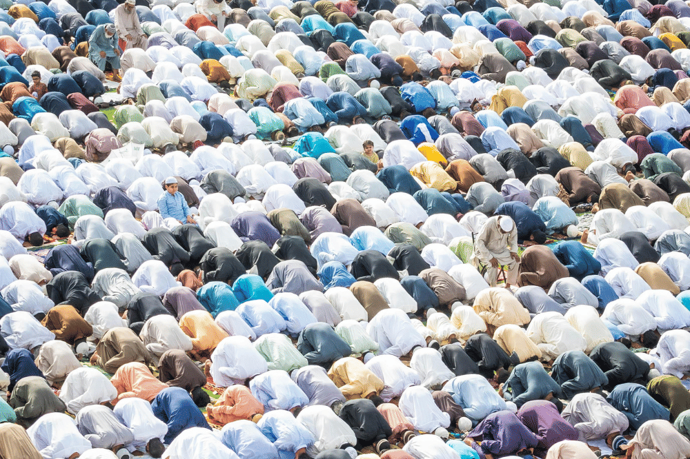 Umat muslim bersujud