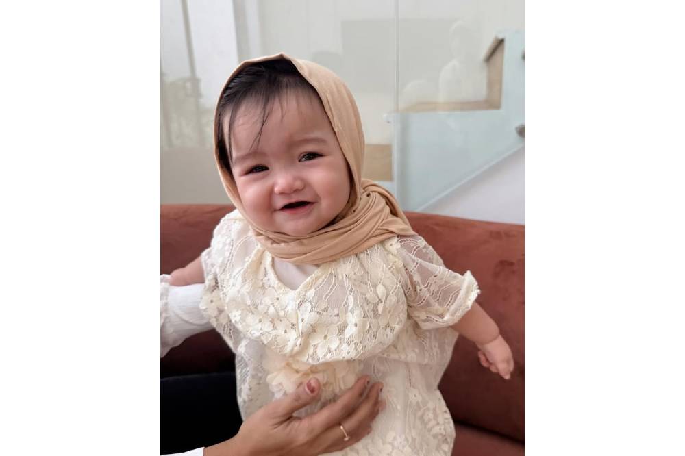 Foto Zeya Anak Tengku Dewi Putri dalam Berbagai Ekspresi 1.png