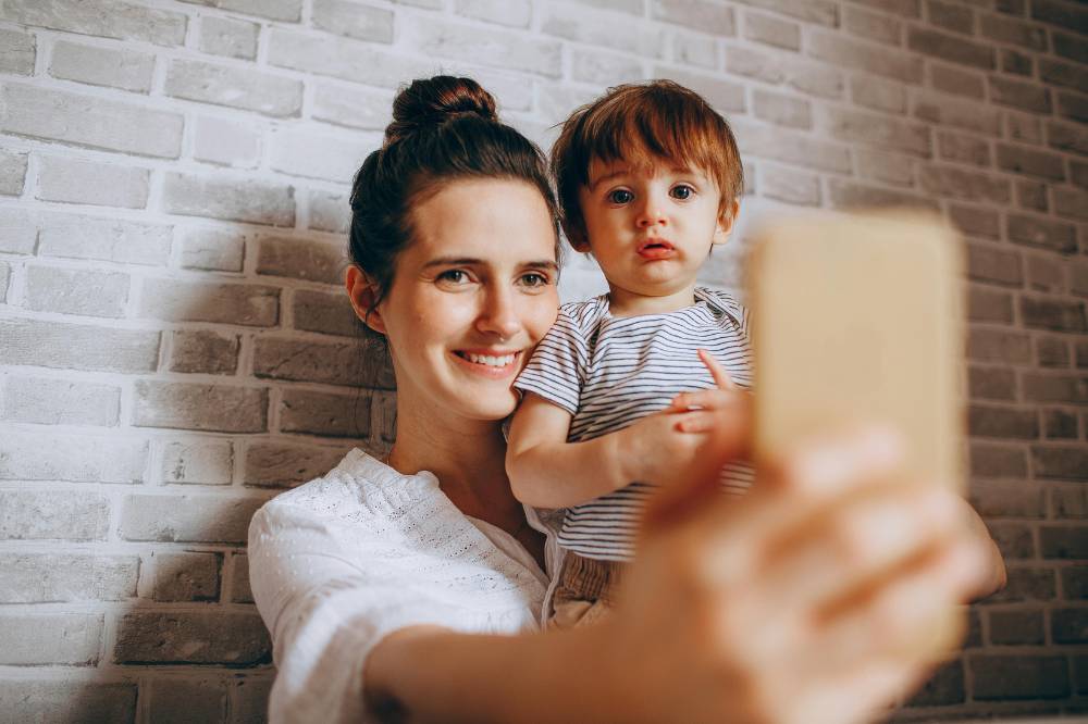 Anak dan ibu sedang video call