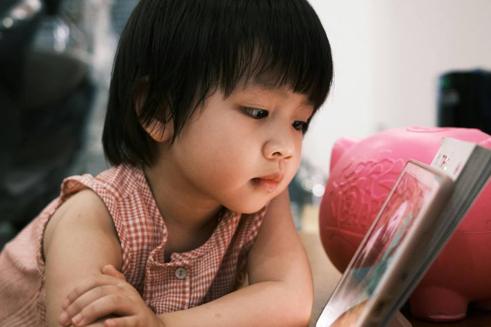 Anak sedang nonton di tablet